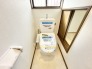 トイレには備え付けの収納スペースがあるため、細々した掃除用品なんかはまとめて収納できそうです♪