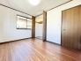 2階洋室6帖のお部屋。
クローゼット収納付きです♪