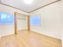 2階洋室5.5帖のお部屋。クローゼット収納付きのためお部屋を最大限有効活用することができます。