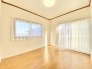 2階洋室5.5帖のお部屋からはバルコニーに出ることが出来ます。