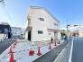 開放感を感じられる外観。目の前は中学校のためお子様には安心ですね。