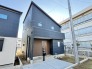 モダンでセンスある外観に木のぬくもりを感じる内観はまるで注文住宅です。