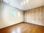 2階洋室7帖のお部屋は、木目調のクロスがおしゃれな一部屋となっています。