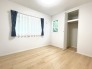2階洋室5.2帖のお部屋。クローゼット収納が2箇所あるため、お部屋をスッキリ整頓していただけます◎