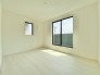 大きな窓から差し込む自然光がお部屋全体を明るく包み込みこみ開放感を生み出します。