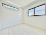 大きな窓からは温かな光が入り込み、お部屋全体を明るく照らしてくれます。
