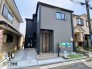 車通りの少ない落ち着いた住宅街に佇む、南向きで陽当たり良好な3ＫＤＫ新築戸建です。