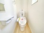 ウォシュレット付きのトイレは１階と２階の各階に完備しております。新築ならではの清潔感と快適さを体現。家族全員が快適に利用するため、一人一人が落ち着ける大切な場所です。
