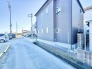 前面道路は比較的車通りが少ないため落ち着いて駐車をしていただけます。