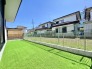 南庭スペースでは、青々としたお空と緑色の芝生がとても気持ち良いですね。様々な用途でお使い頂けそうです。