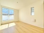 日差しの入る気持ちの良いお部屋ですね。お部屋が明るいと自然と気持ちまで明るくなってきそうです。毎日気持ちの良い朝が迎えられそうです。