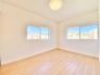 2階洋室5.8帖のお部屋は2面採光のとれた明るいお部屋。クローゼット収納とは別にもう1つ収納があります。