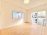 2階洋室6.2帖のお部屋からは隣の部屋と行き来することのできるバルコニーに出ることができます。