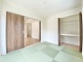6号棟 1階和室5.25帖の縁なしタタミ洋室仕様のお部屋は、客間として利用したり様々な用途でご活用していただけます。