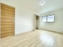 2階洋室7.5帖のお部屋。各居室収納付きのため、お部屋を最大限有効活用していただけます。