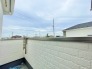 南向きで陽当たり良好なバルコニー。