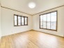 2階洋室8帖のお部屋からはバルコニーに出ることができます♪