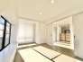 リビング横にある洋室は2面採光のとれた明るいお部屋です。