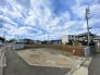 4号地 前面道路は二方共に約6mとなっており、前面棟の影響もなく開放的な空間を感じられます。