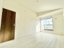 2階洋室7.5帖のお部屋は開放感溢れる勾配天井採用◎
