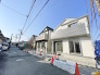 前面道路は比較的交通量が少なく、落ち着いて駐車していただけます。