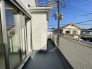 2部屋から行き来が出来る続きバルコニー。南向きで陽当たり良好です。