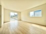2号棟 南側からの日差しが入るため、日中は明るいリビングです。