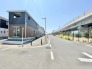 毎日の車の出し入れもスムーズにできる、ゆとりある前面道路に面した住まいです。