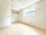 落ち着いたカラーのアクセントクロスが、お部屋の印象を高めます。