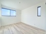 1号棟 3階洋室5.2帖のお部屋にはファミリークローク付き◎たっぷり収納することができます。