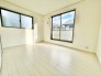 2階洋室6帖のお部屋からは、南向きで陽当たり良好なバルコニーに出ることができます。