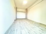洋室8.2帖のお部屋。各居室収納付きのためお部屋を最大限有効活用していただけます！