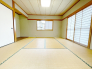 1階和室8帖のお部屋。2面採光の取れた明るい1部屋となっています。