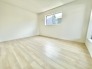 2階7.8帖の主寝室は、バルコニーに面した明るいお部屋です。
