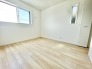 2階洋室4.5帖のお部屋。各居室収納付きのため、お部屋を最大限有効活用していただけます。