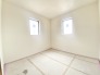 2階洋室5.2帖のお部屋。各居室収納付きのためお部屋を最大限有効活用していただけます。