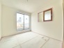 1階洋室5.2帖のお部屋からは東側バルコニーに出ることができます。