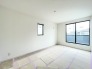 2階洋室7.5帖の主寝室。バルコニーに面した明るいお部屋です。