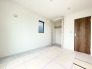 2階洋室6帖のお部屋。2部屋を行き来できるワイドバルコニーに出ることが可能です。