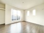 1号棟 バルコニーに面した明るいお部屋です。