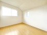 2階5.3帖は、南側からの日差しが入るため日中は明るいお部屋です◎