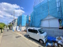 前面道路は交通量が比較的少ないため、落ち着いて駐車していただけます。