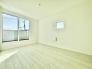 2号棟 2階洋室6.4帖のお部屋から、隣の部屋と行き来できる続きバルコニーに出ることができます。