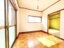 2階和室横の洋室4.5帖のお部屋は南側から日差しが入るため日中は明るく、あたたかいお部屋です◎
