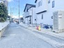 前面道路は交通量が比較的少ないため、落ち着いて駐車していただけます。