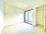 1階洋室4.5帖のお部屋。各居室収納付きのため、お部屋を最大限有効活用していただけます。