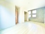 2号棟 2階洋室8帖の主寝室にはアクセントクロスが使用されており、おしゃれな1部屋となっています。