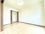 リビング横の洋室6帖のお部屋。各居室収納付きのためお部屋を最大限有効活用していただけます。