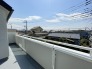 1号棟 2部屋から行き来できる続きバルコニーは南向きで陽当たり良好◎