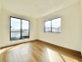 2階洋室7.4帖のお部屋は2面採光のとれた明るいお部屋です。